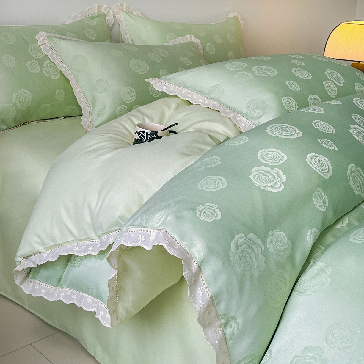 91家纺网 家纺一手货源 找家纺 大麦乐田 2026春夏新款贡缎提花花边双拼四件套 玫瑰 奶油绿