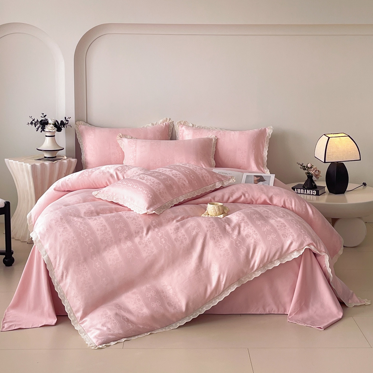 91家纺网 家纺一手货源 找家纺 大麦乐田 2026春夏新款贡缎提花花边双拼四件套 恬梦 香粉玉  