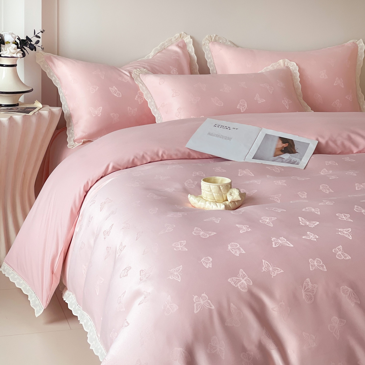 91家纺网 家纺一手货源 找家纺 大麦乐田 2026春夏新款贡缎提花花边双拼四件套 蝴蝶 香粉玉