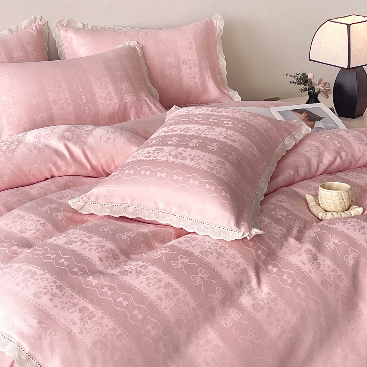 91家纺网 家纺一手货源 找家纺 大麦乐田 2026春夏新款贡缎提花花边双拼四件套 恬梦 香粉玉  