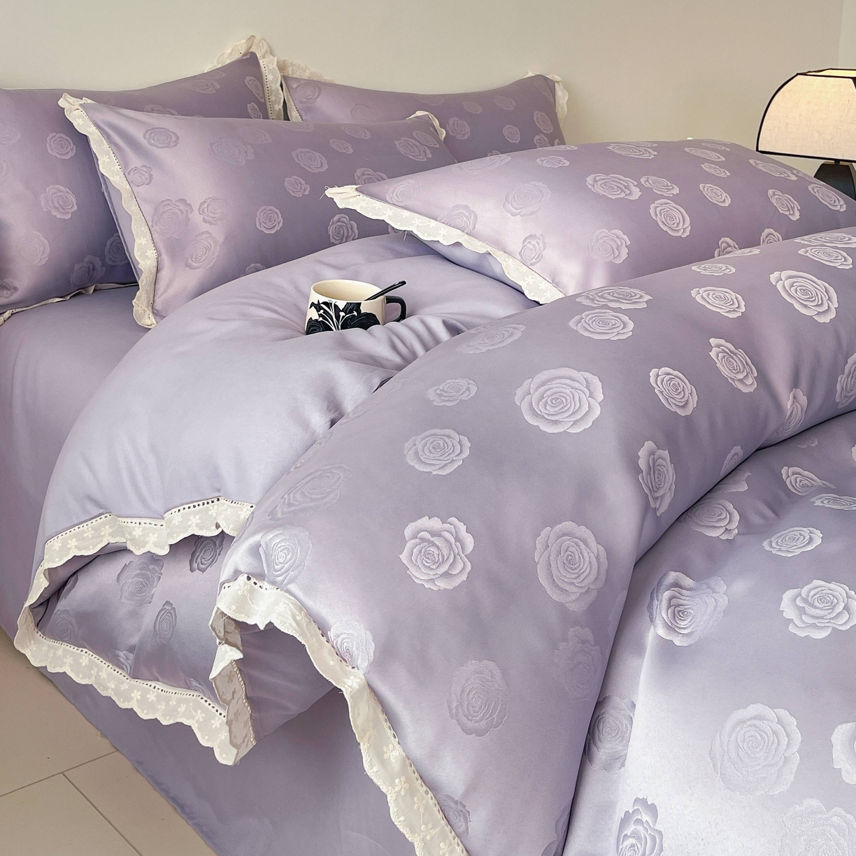 91家纺网 家纺一手货源 找家纺 大麦乐田 2026春夏新款贡缎提花花边双拼四件套 玫瑰 初恋紫