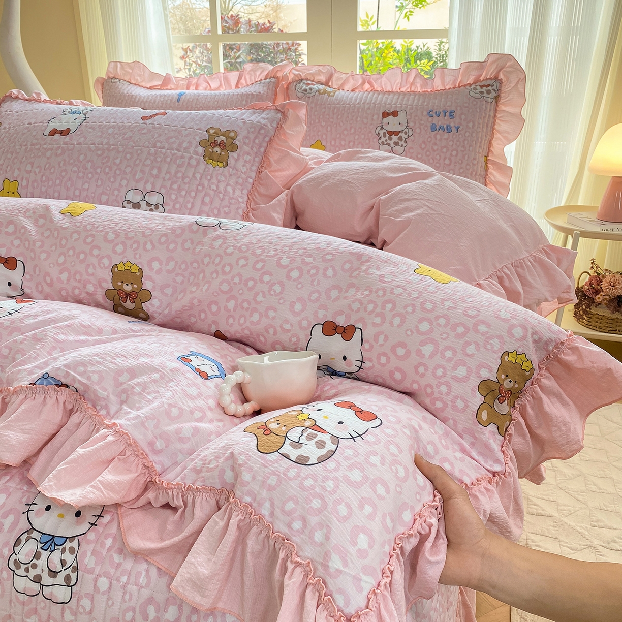 91家纺网 家纺一手货源 找家纺 眠势力 2026新款云感皱皱纱床盖四件套 哈喽猫咪