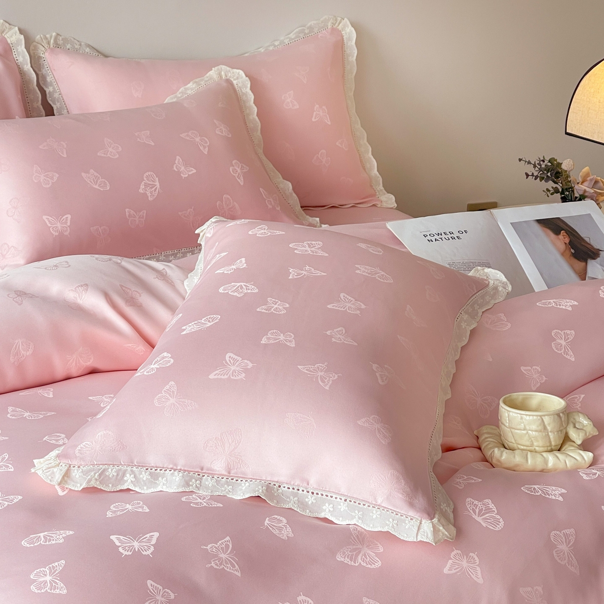 91家纺网 家纺一手货源 找家纺 大麦乐田 2026春夏新款贡缎提花花边双拼四件套 蝴蝶 香粉玉