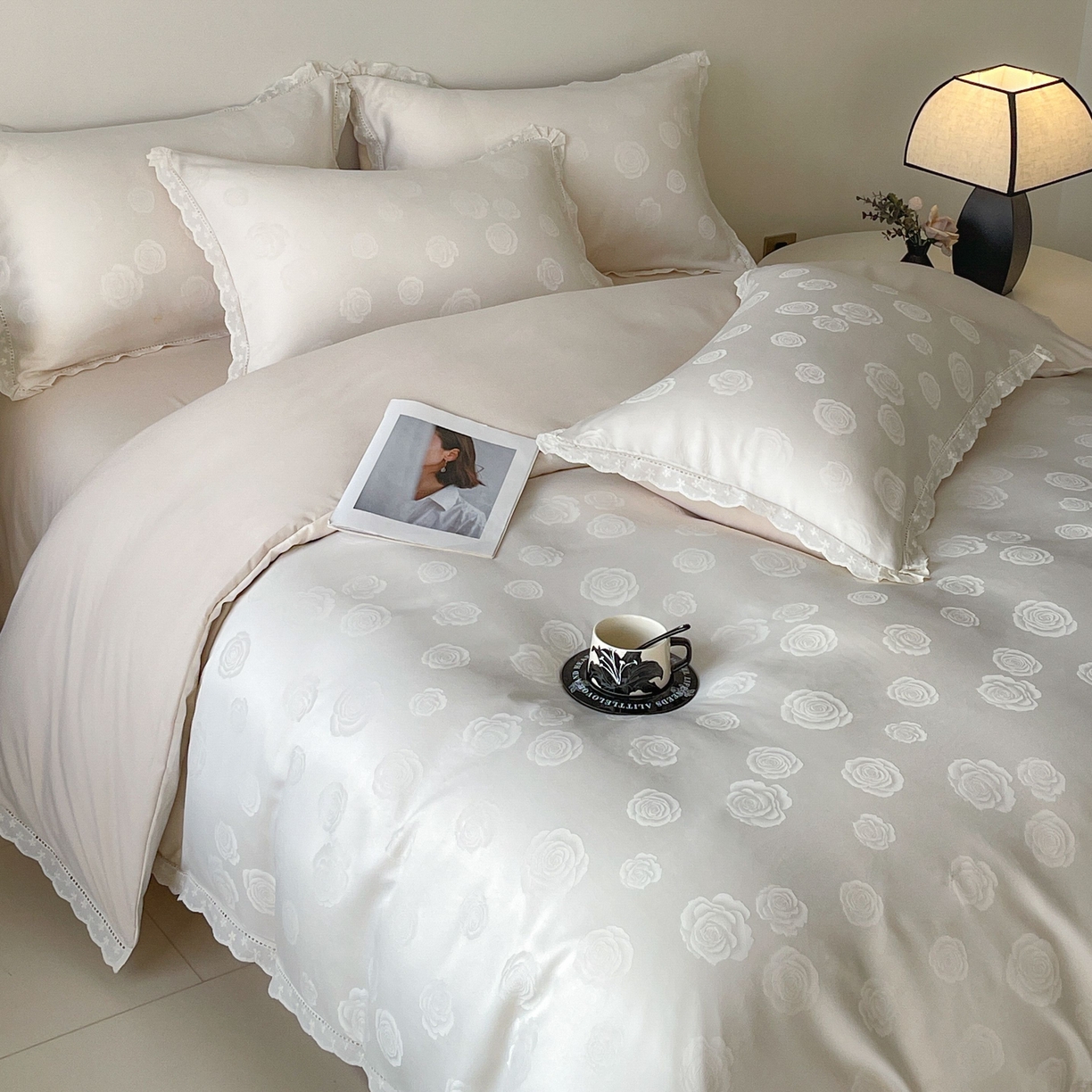 91家纺网 家纺一手货源 找家纺 大麦乐田 2026春夏新款贡缎提花花边双拼四件套 玫瑰 奶白米