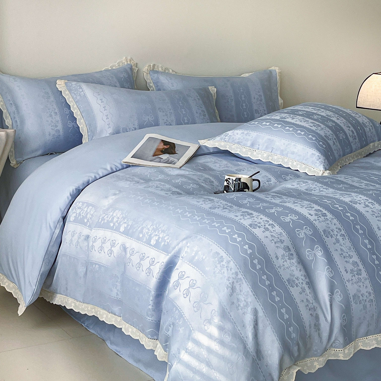 91家纺网 家纺一手货源 找家纺 大麦乐田 2026春夏新款贡缎提花花边双拼四件套 恬梦 山水兰