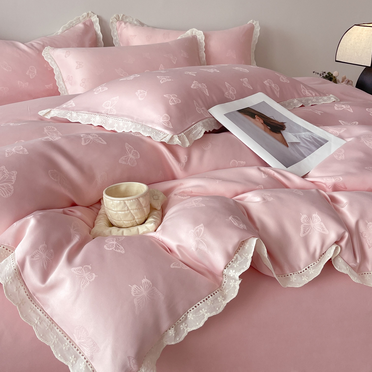 91家纺网 家纺一手货源 找家纺 大麦乐田 2026春夏新款贡缎提花花边双拼四件套 蝴蝶 香粉玉