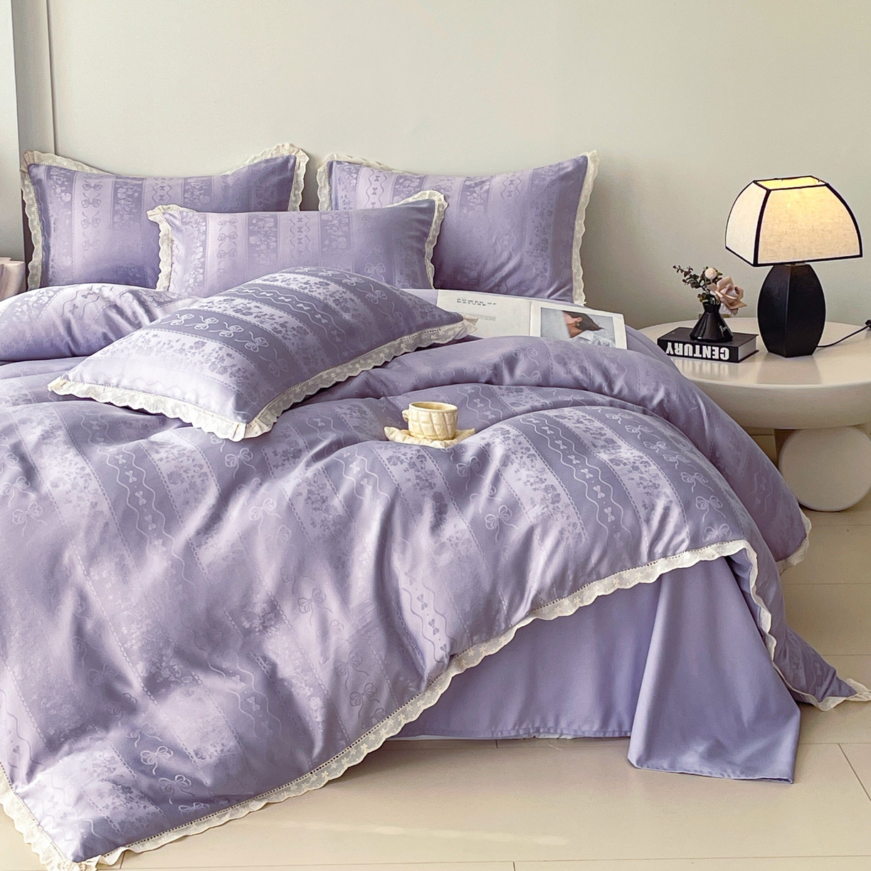 91家纺网 家纺一手货源 找家纺 大麦乐田 2026春夏新款贡缎提花花边双拼四件套 恬梦 初恋紫