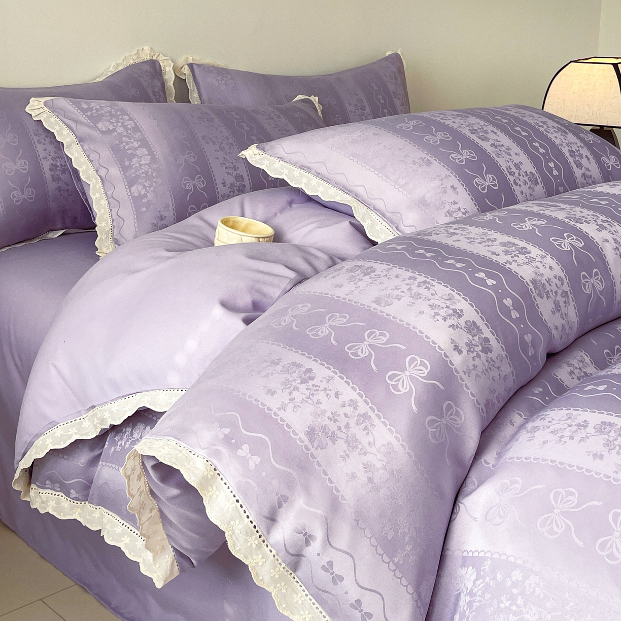 91家纺网 家纺一手货源 找家纺 大麦乐田 2026春夏新款贡缎提花花边双拼四件套 恬梦 初恋紫