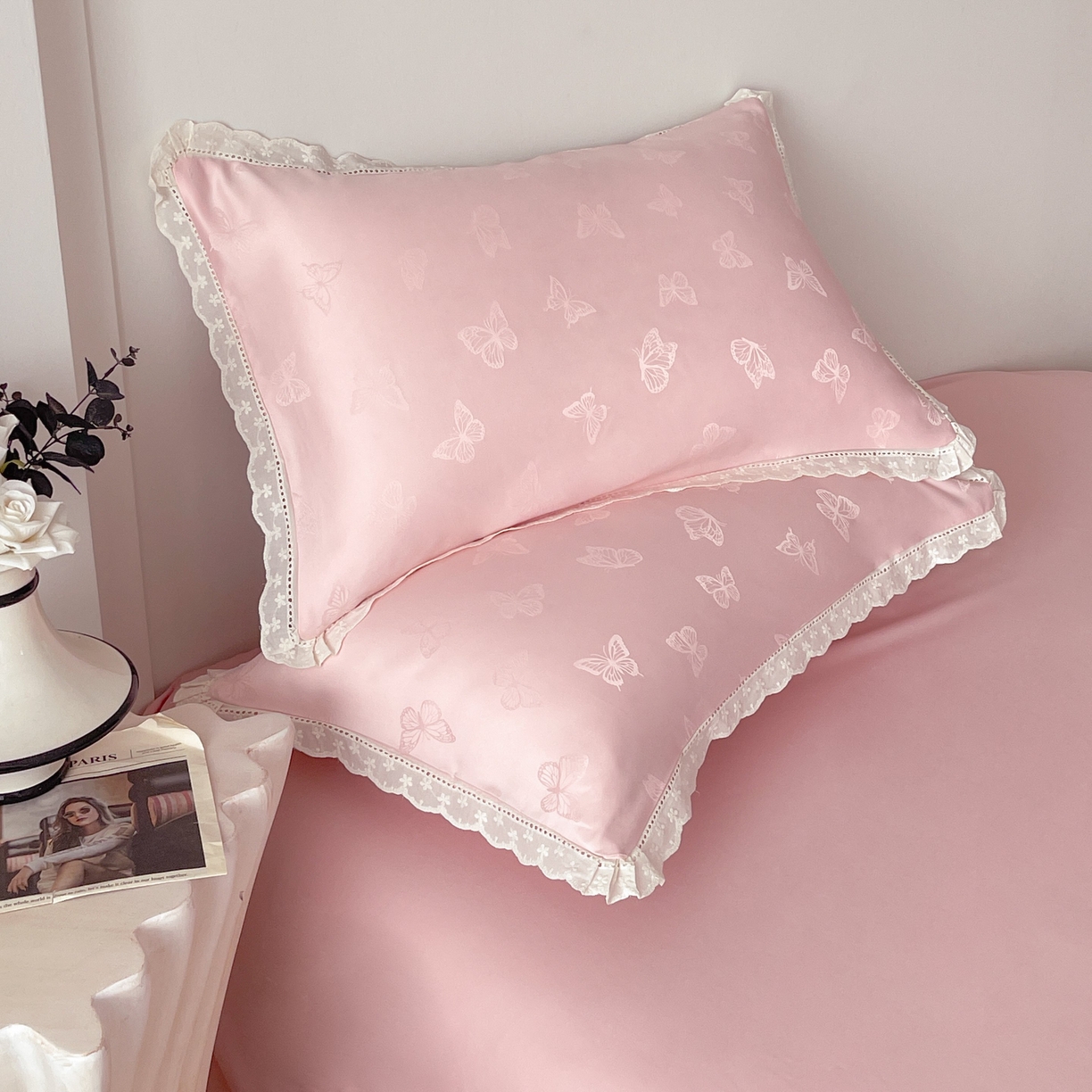 91家纺网 家纺一手货源 找家纺 大麦乐田 2026春夏新款贡缎提花花边双拼四件套 蝴蝶 香粉玉