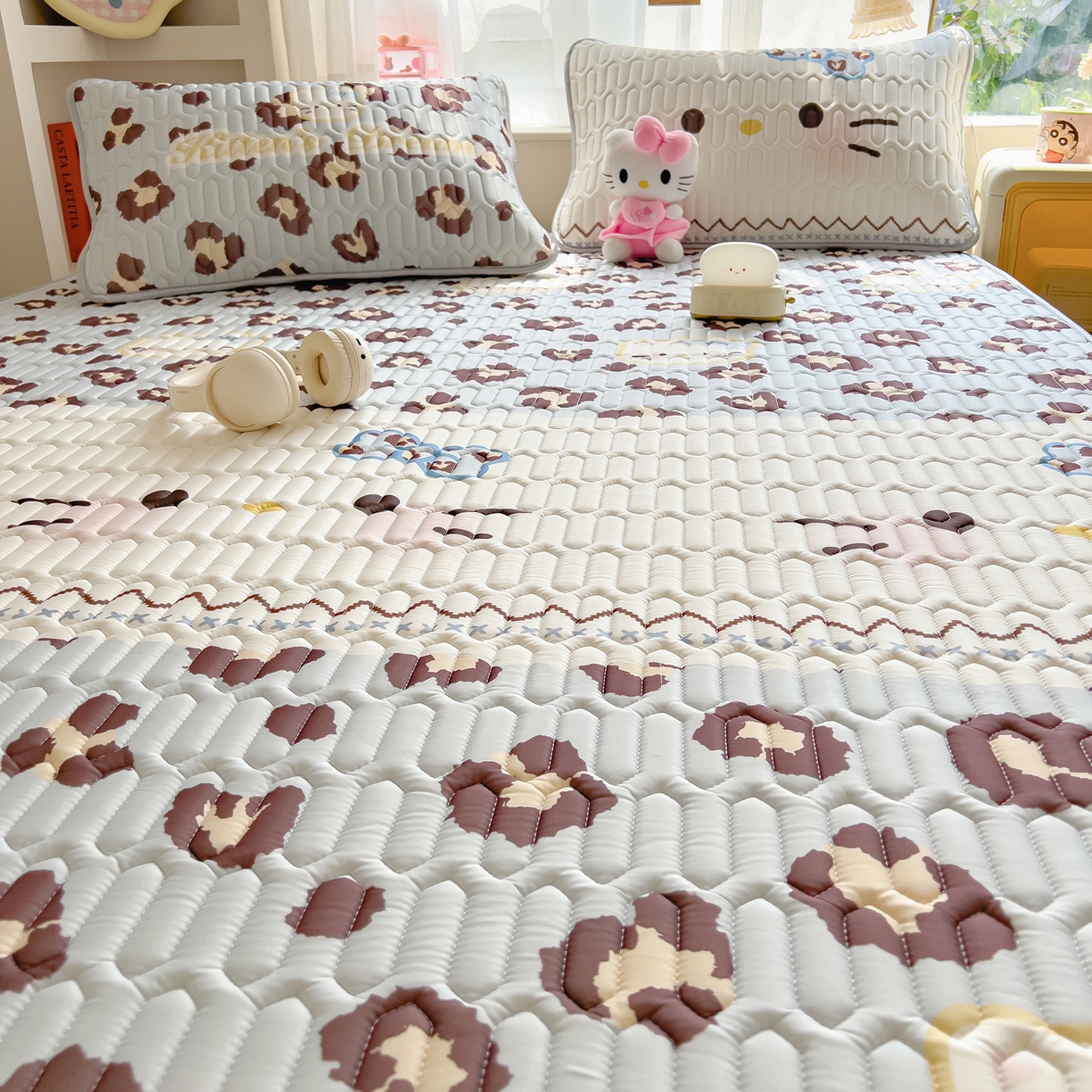 91家纺网 家纺一手货源 找家纺 摩妮卡 2026新款数码大版小清新乳胶凉席床席款三件套-场景二 猫猫的世界