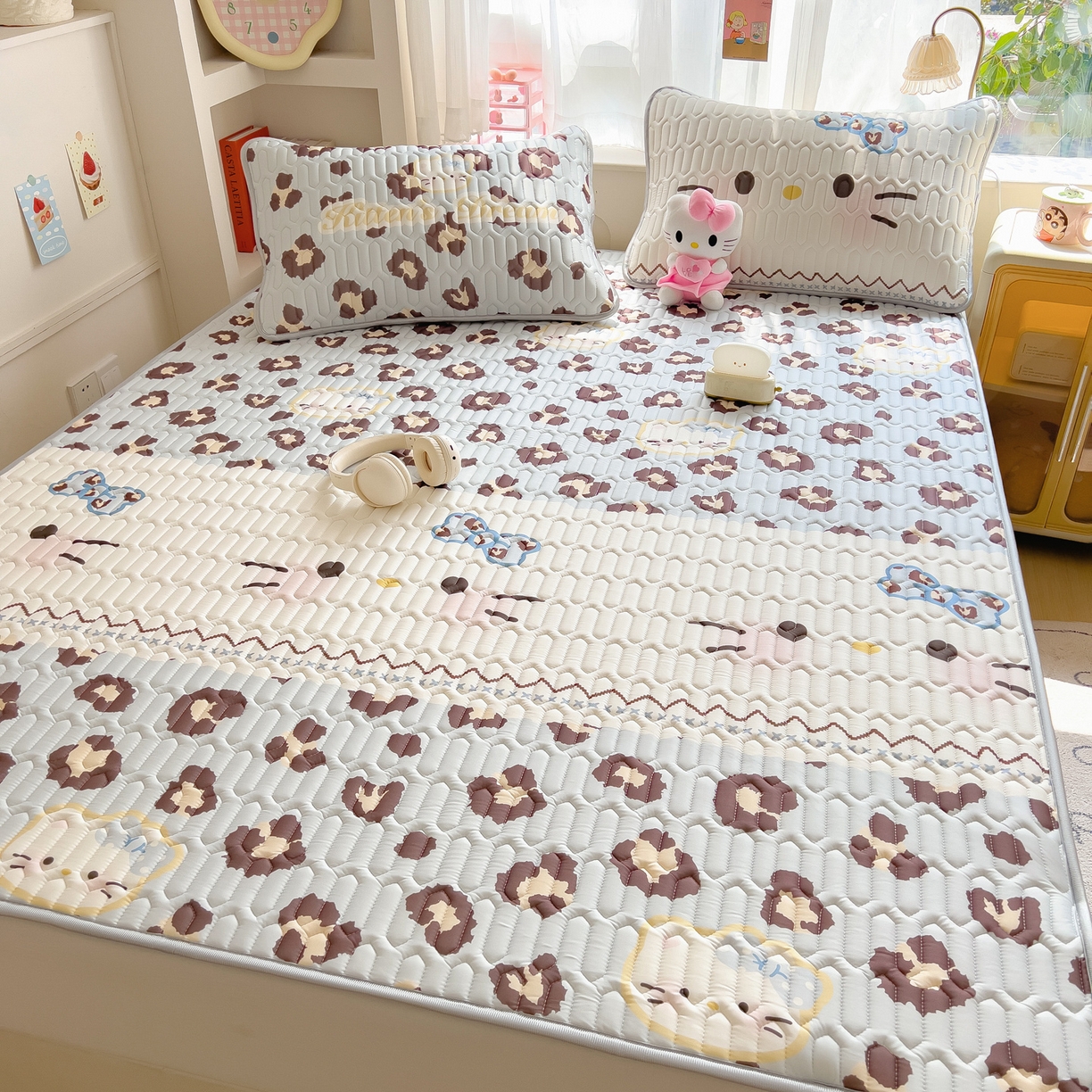 91家纺网 家纺一手货源 找家纺 摩妮卡 2026新款数码大版小清新乳胶凉席床席款三件套-场景二 猫猫的世界