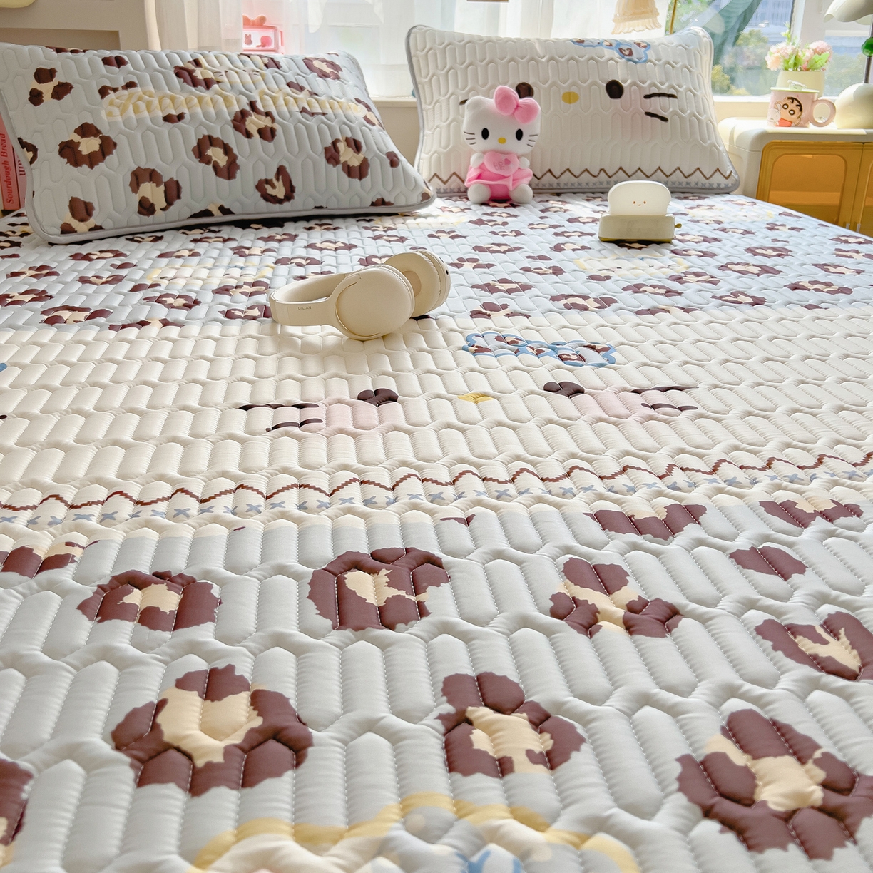 91家纺网 家纺一手货源 找家纺 摩妮卡 2026新款数码大版小清新乳胶凉席床席款三件套-场景二 猫猫的世界