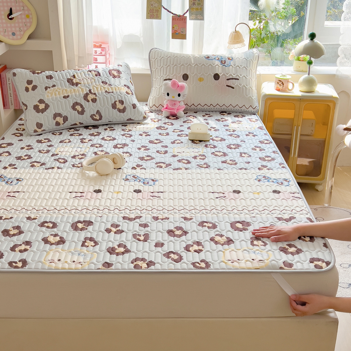 91家纺网 家纺一手货源 找家纺 摩妮卡 2026新款数码大版小清新乳胶凉席床席款三件套-场景二 猫猫的世界