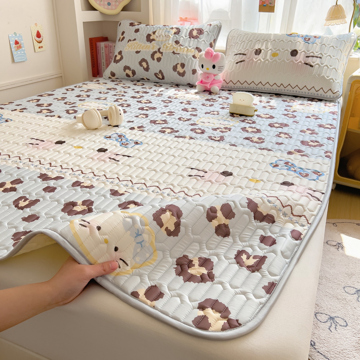 91家纺网 家纺一手货源 找家纺 摩妮卡 2026新款数码大版小清新乳胶凉席床席款三件套-场景二 猫猫的世界