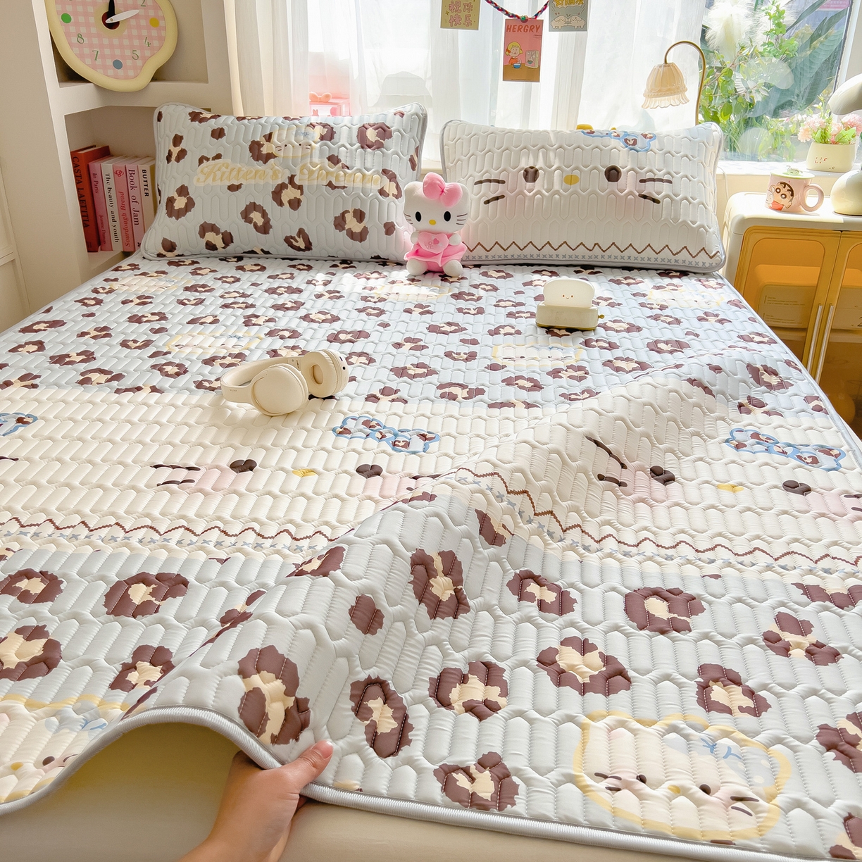 91家纺网 家纺一手货源 找家纺 摩妮卡 2026新款数码大版小清新乳胶凉席床席款三件套-场景二 猫猫的世界