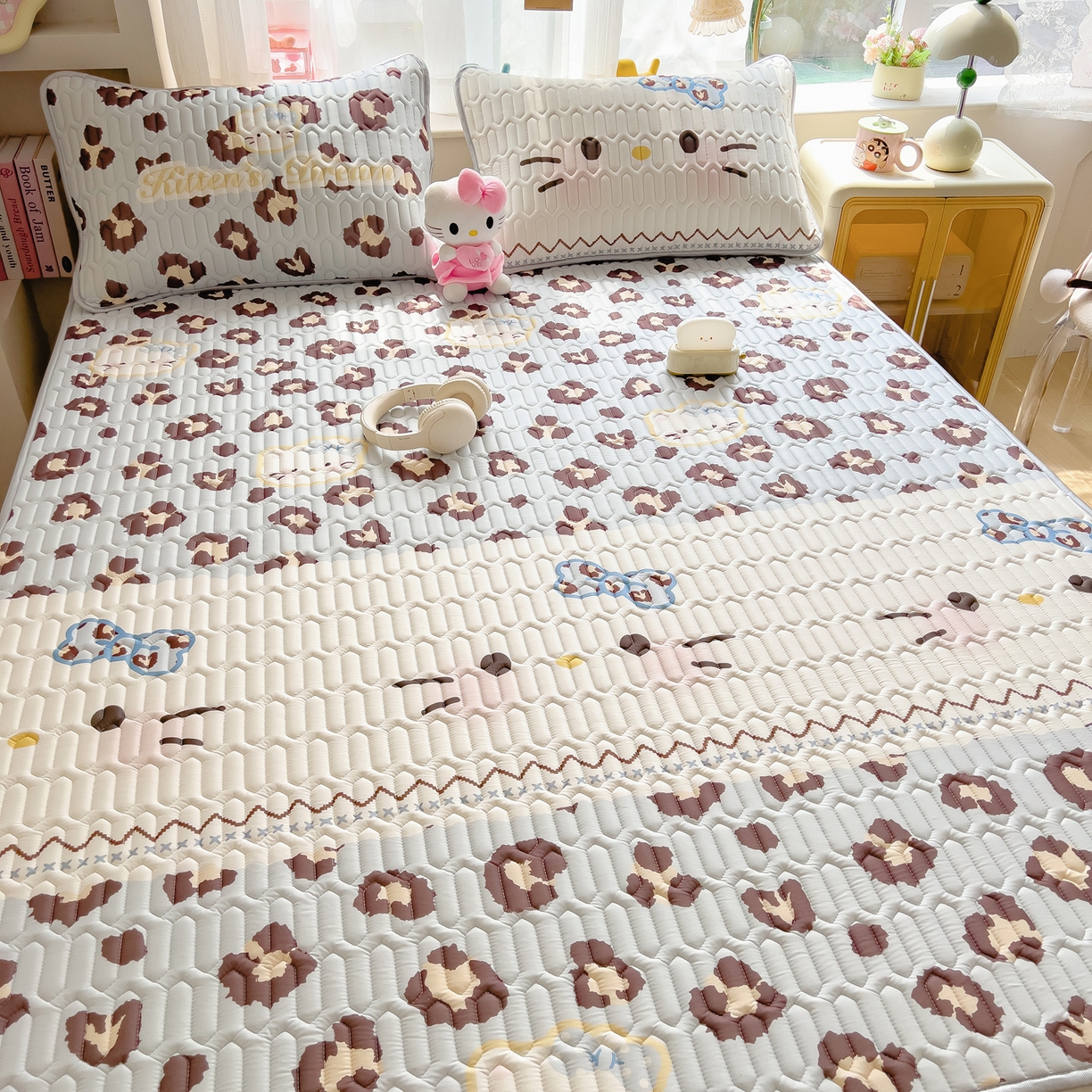 91家纺网 家纺一手货源 找家纺 摩妮卡 2026新款数码大版小清新乳胶凉席床席款三件套-场景二 猫猫的世界