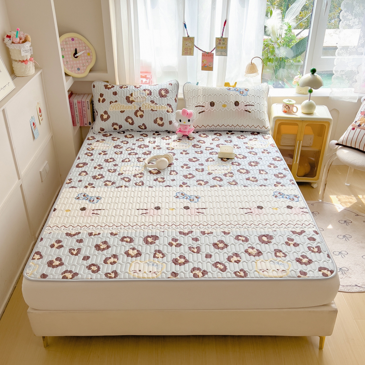 91家纺网 家纺一手货源 找家纺 摩妮卡 2026新款数码大版小清新乳胶凉席床席款三件套-场景二 猫猫的世界