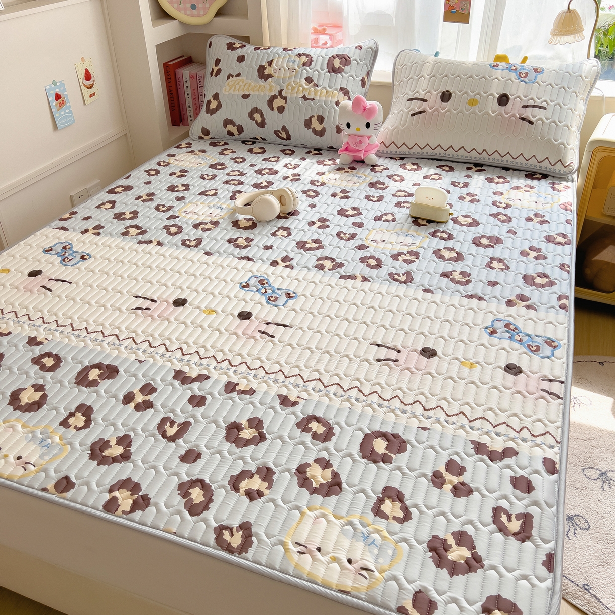 91家纺网 家纺一手货源 找家纺 摩妮卡 2026新款数码大版小清新乳胶凉席床席款三件套-场景二 猫猫的世界