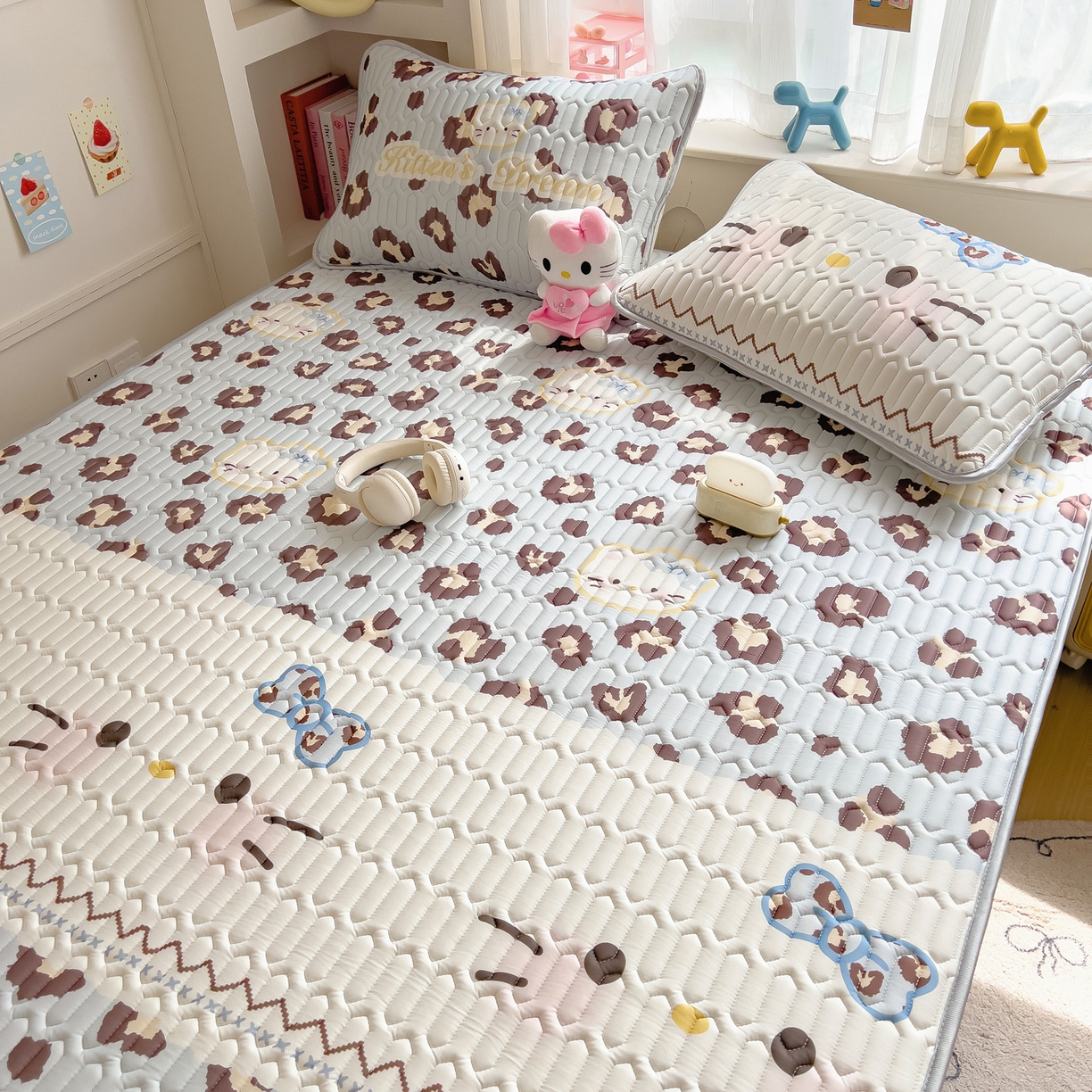 91家纺网 家纺一手货源 找家纺 摩妮卡 2026新款数码大版小清新乳胶凉席床席款三件套-场景二 猫猫的世界