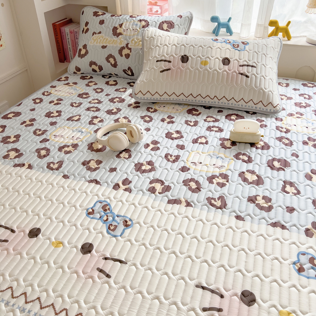 91家纺网 家纺一手货源 找家纺 摩妮卡 2026新款数码大版小清新乳胶凉席床席款三件套-场景二 猫猫的世界