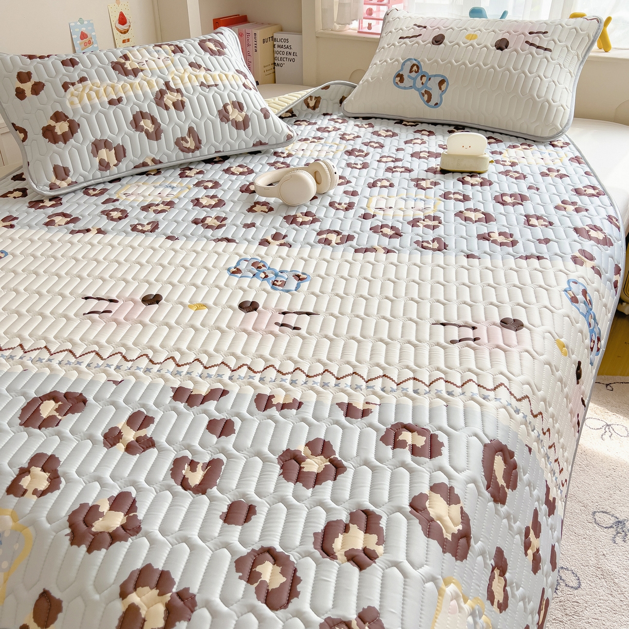 91家纺网 家纺一手货源 找家纺 摩妮卡 2026新款数码大版小清新乳胶凉席床席款三件套-场景二 猫猫的世界