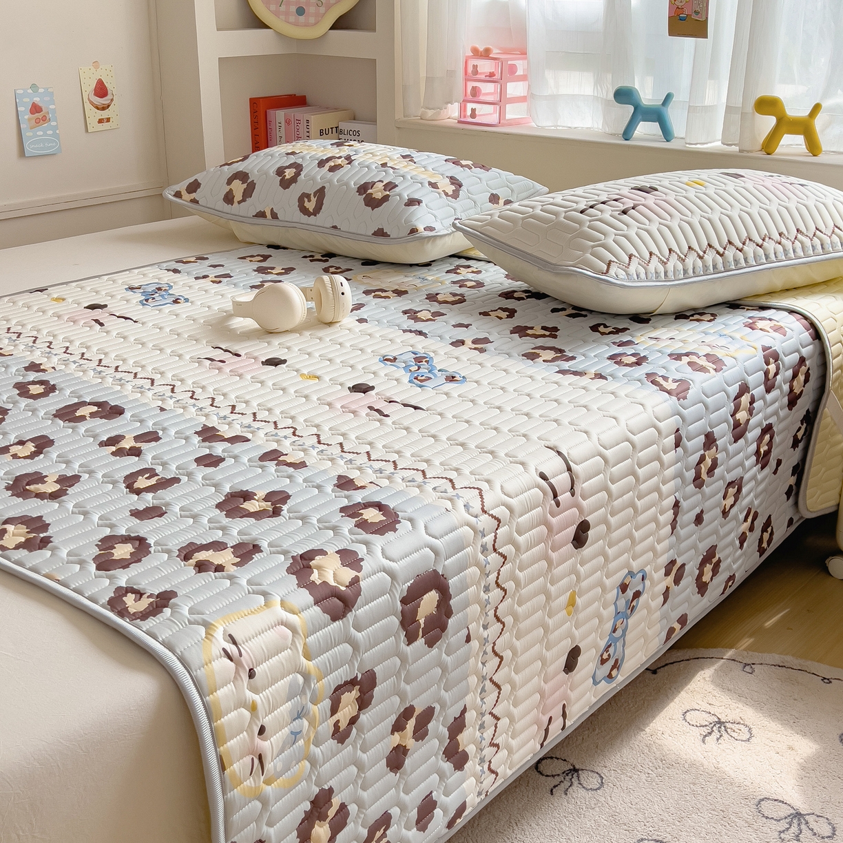 91家纺网 家纺一手货源 找家纺 摩妮卡 2026新款数码大版小清新乳胶凉席床席款三件套-场景二 猫猫的世界