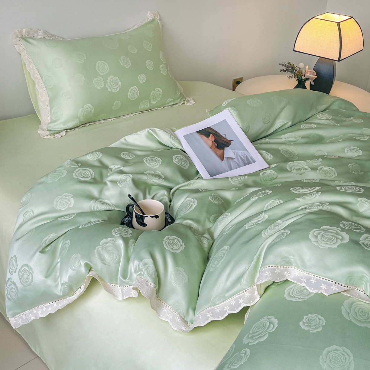 91家纺网 家纺一手货源 找家纺 大麦乐田 2026春夏新款贡缎提花花边双拼四件套 玫瑰 奶油绿