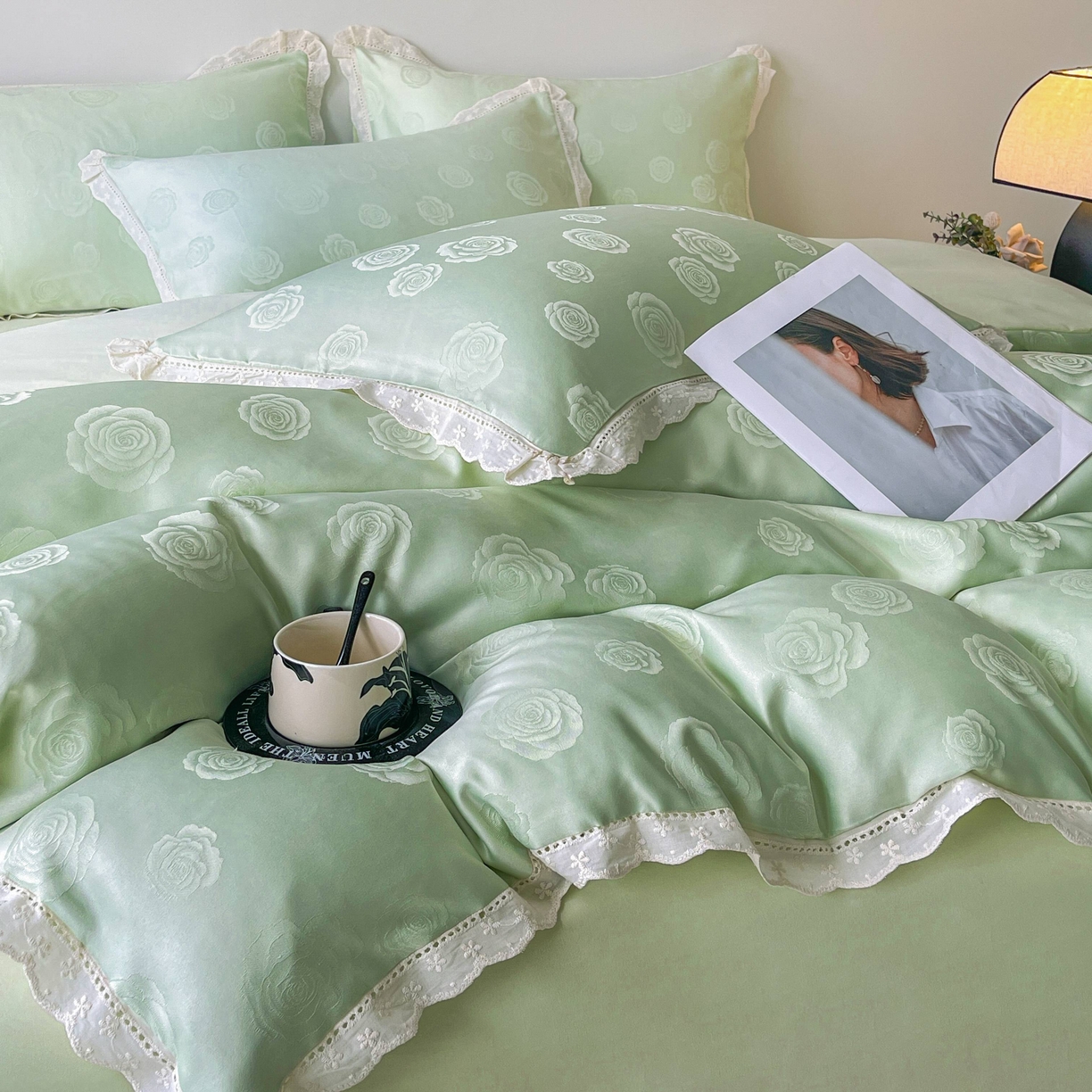 91家纺网 家纺一手货源 找家纺 大麦乐田 2026春夏新款贡缎提花花边双拼四件套 玫瑰 奶油绿