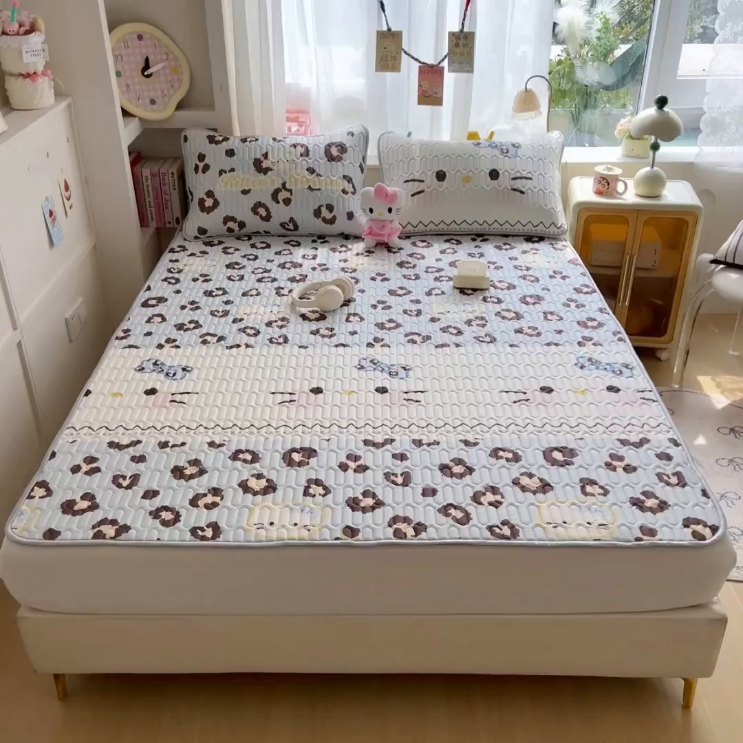 91家纺网 家纺一手货源 找家纺 摩妮卡 2026新款数码大版小清新乳胶凉席床席款三件套-场景二 猫猫的世界