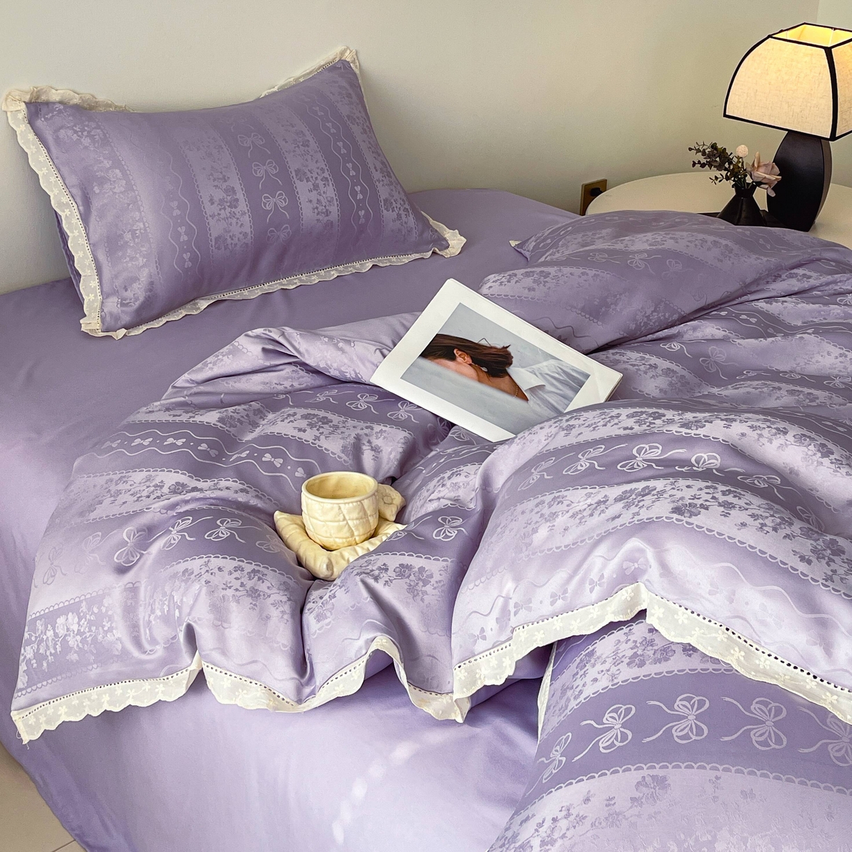 91家纺网 家纺一手货源 找家纺 大麦乐田 2026春夏新款贡缎提花花边双拼四件套 恬梦 初恋紫