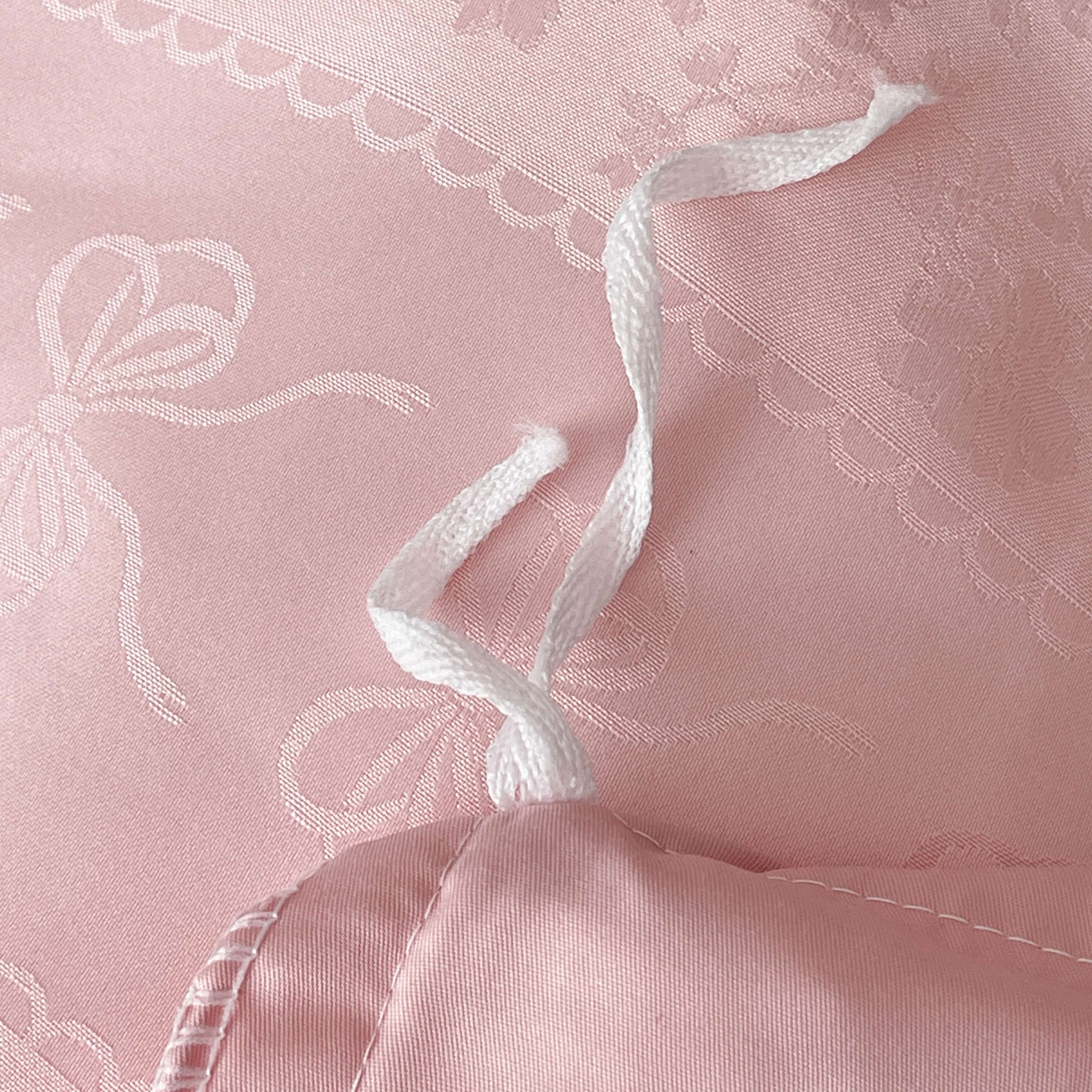 91家纺网 家纺一手货源 找家纺 大麦乐田 2026春夏新款贡缎提花花边双拼四件套 恬梦 香粉玉  