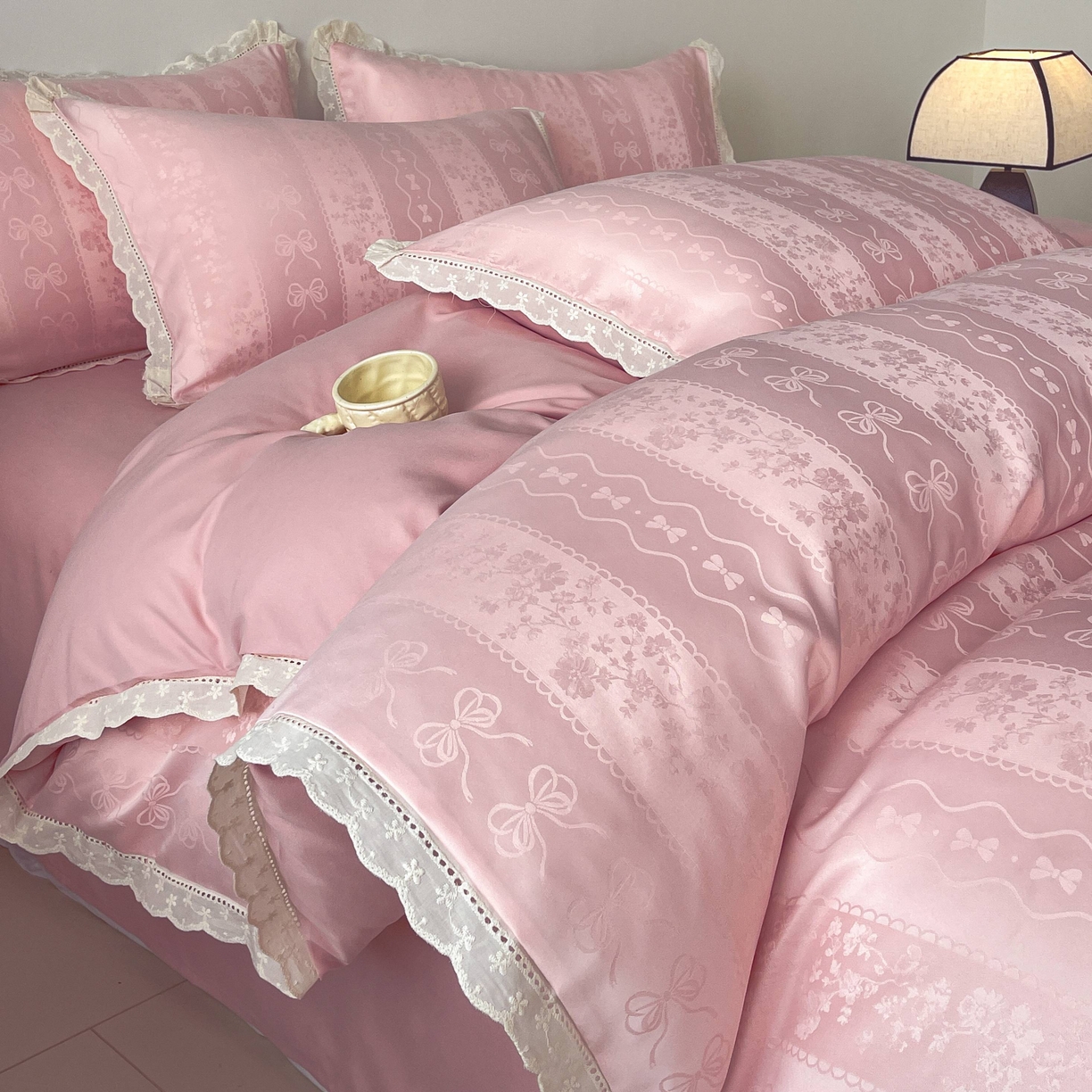 91家纺网 家纺一手货源 找家纺 大麦乐田 2026春夏新款贡缎提花花边双拼四件套 恬梦 香粉玉  