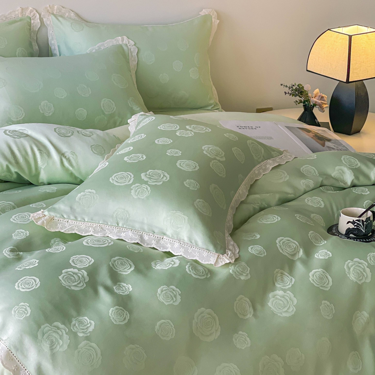 91家纺网 家纺一手货源 找家纺 大麦乐田 2026春夏新款贡缎提花花边双拼四件套 玫瑰 奶油绿