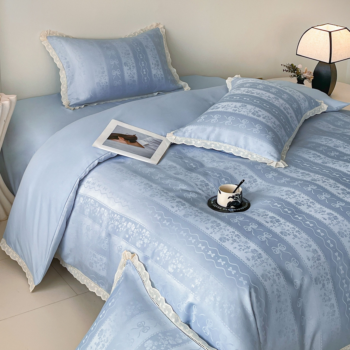 91家纺网 家纺一手货源 找家纺 大麦乐田 2026春夏新款贡缎提花花边双拼四件套 恬梦 山水兰