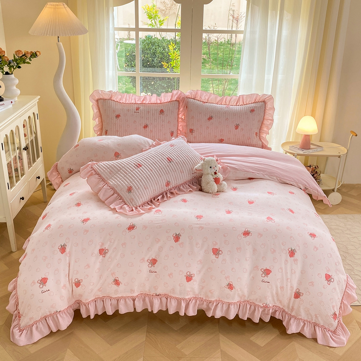 91家纺网 家纺一手货源 找家纺 眠势力 2026新款云感皱皱纱床盖四件套 花漾草莓