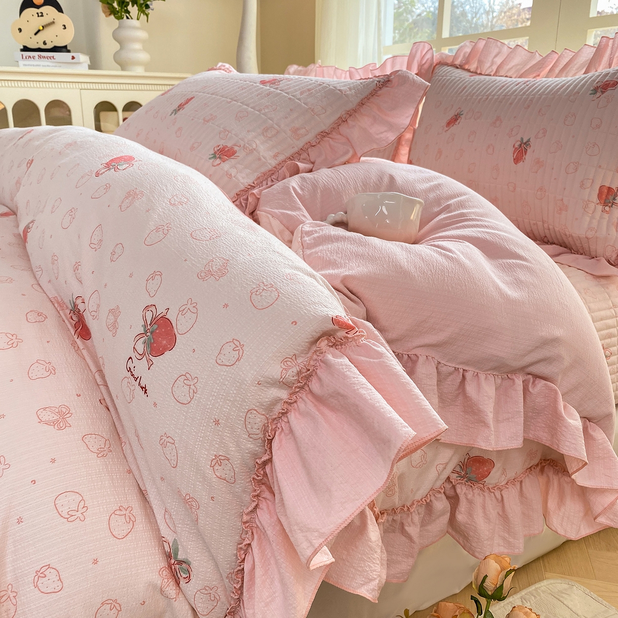 91家纺网 家纺一手货源 找家纺 眠势力 2026新款云感皱皱纱床盖四件套 花漾草莓