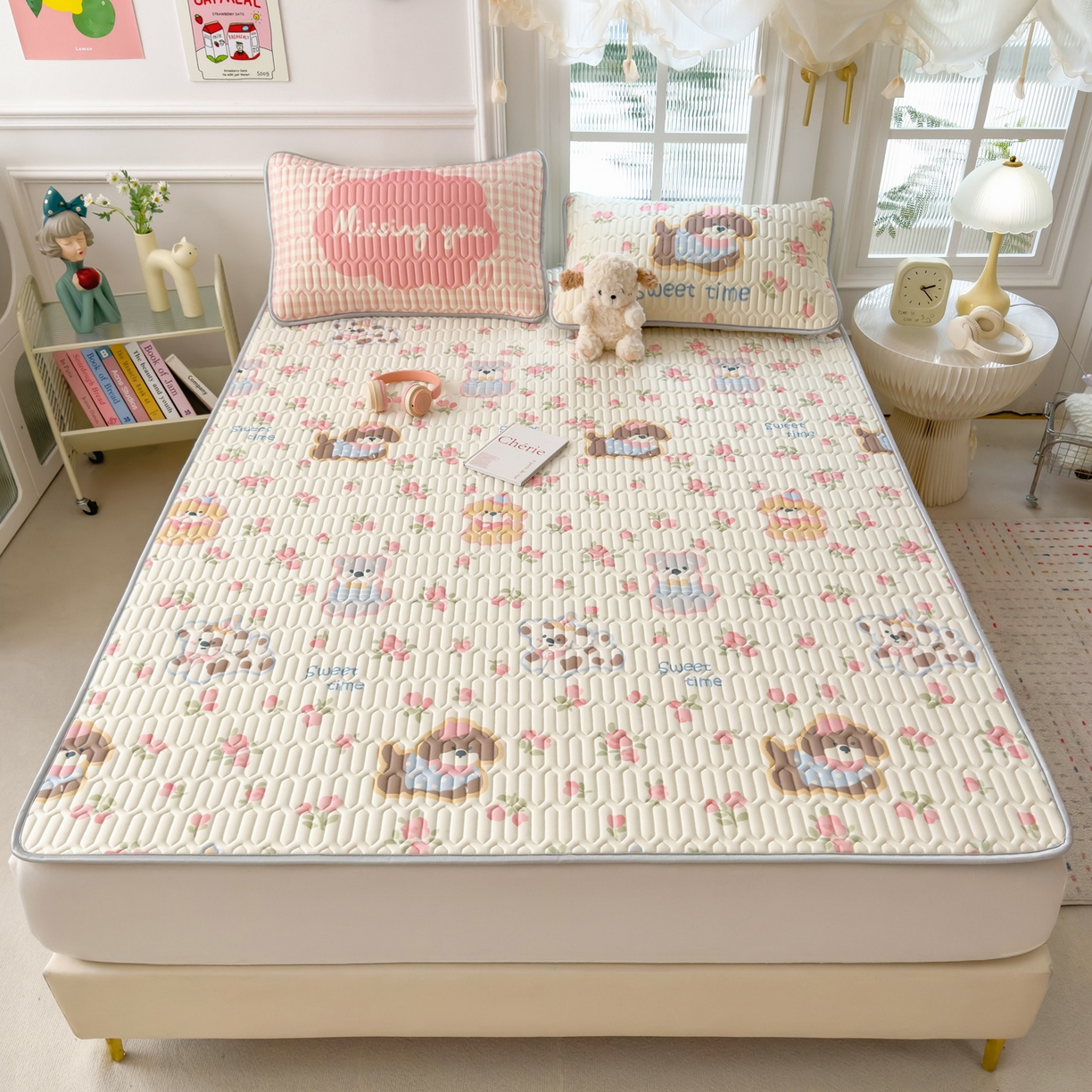 91家纺网 家纺一手货源 找家纺 摩妮卡 2026新款数码大版小清新乳胶凉席床席款三件套-场景二 萌犬花海