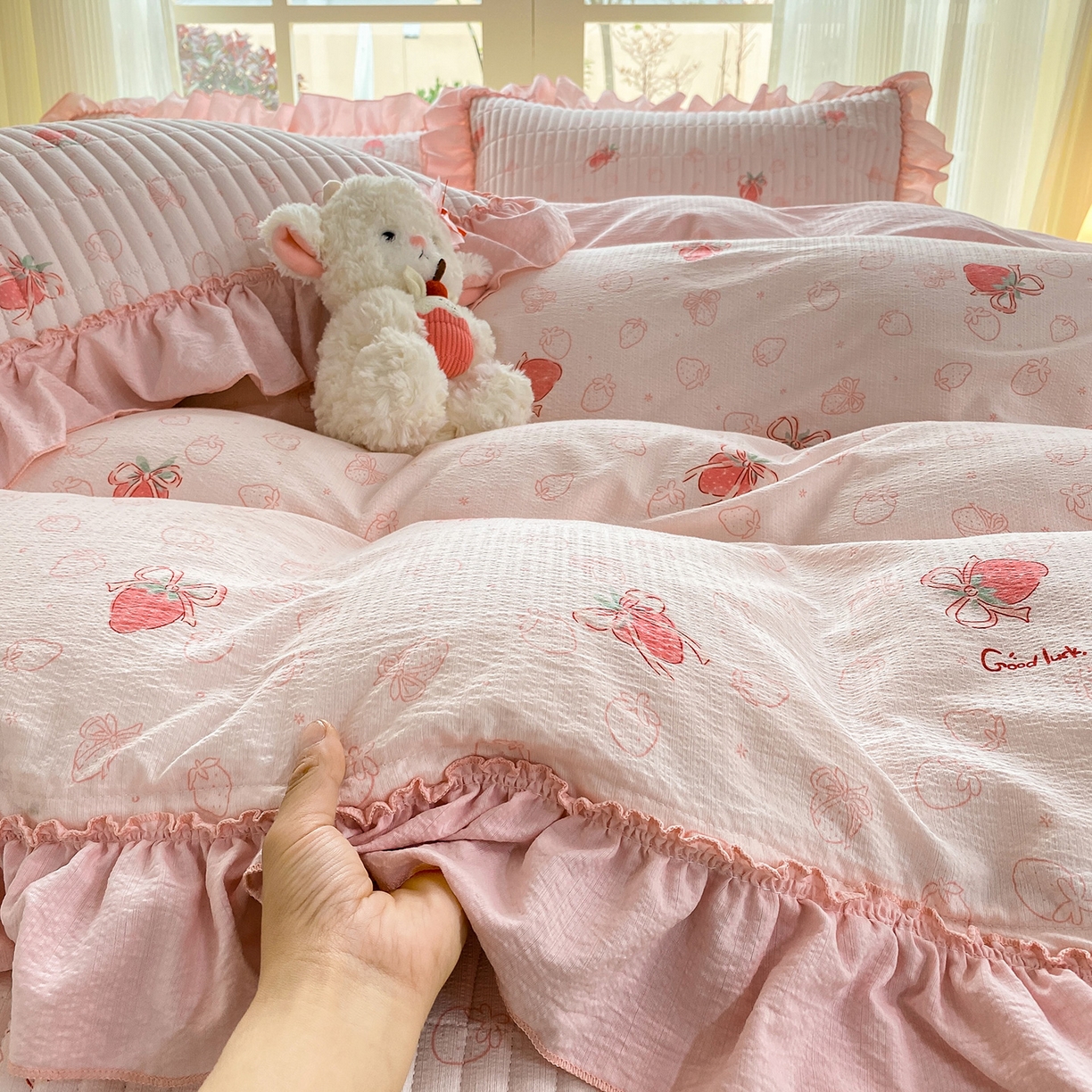 91家纺网 家纺一手货源 找家纺 眠势力 2026新款云感皱皱纱床盖四件套 花漾草莓