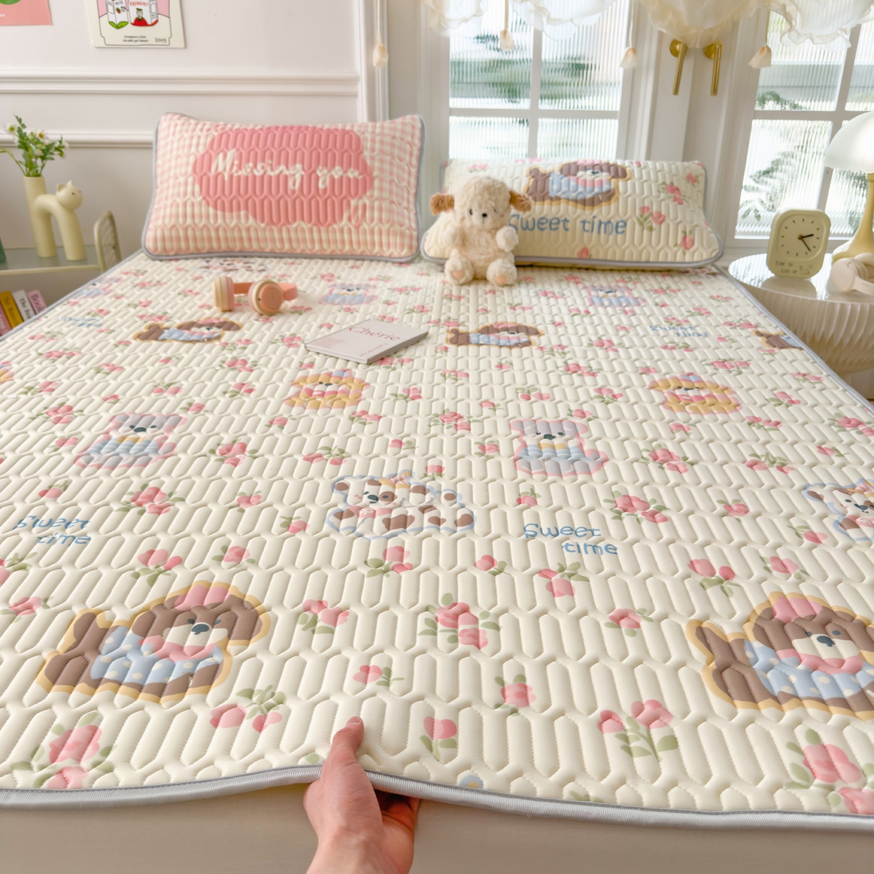 91家纺网 家纺一手货源 找家纺 摩妮卡 2026新款数码大版小清新乳胶凉席床席款三件套-场景二 萌犬花海