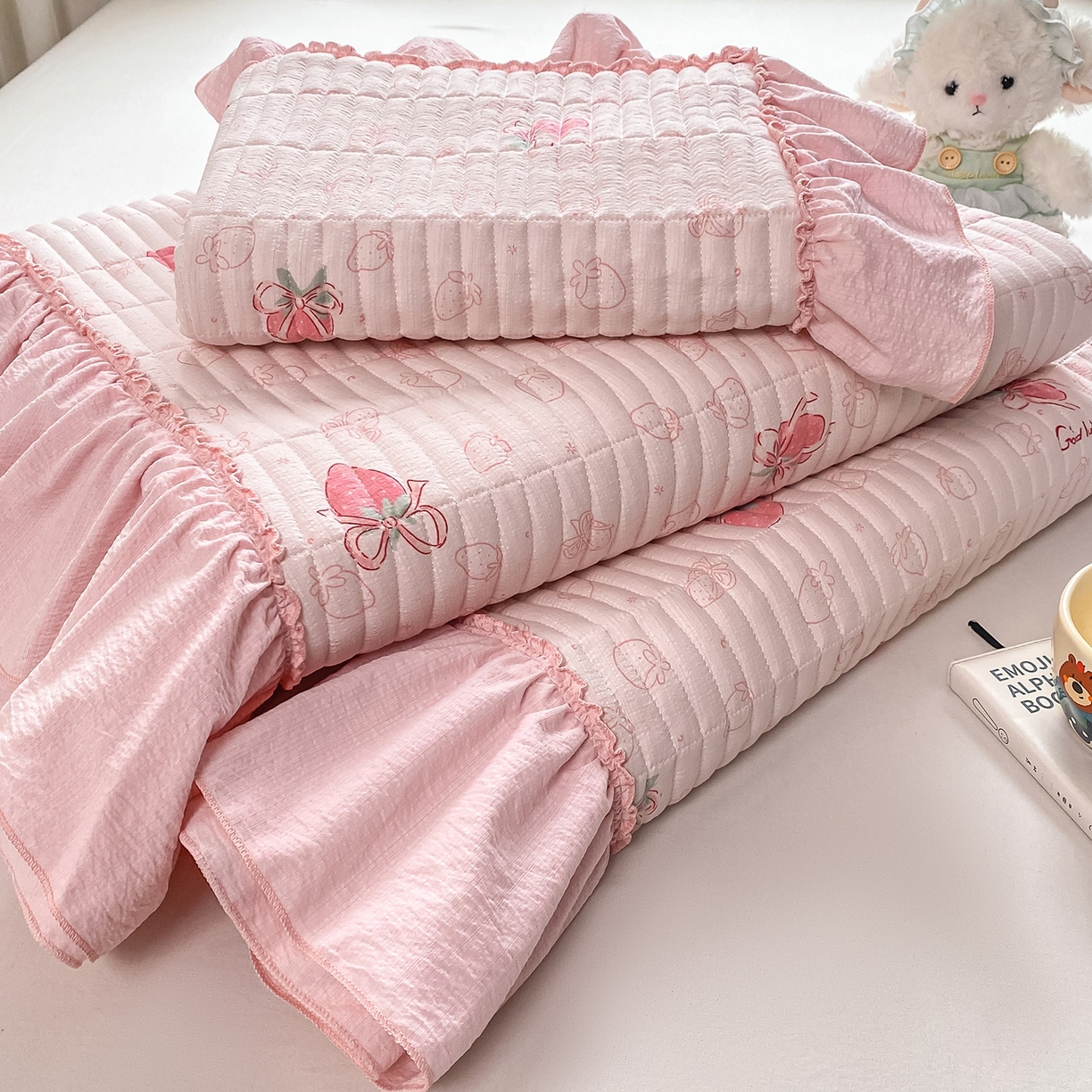 91家纺网 家纺一手货源 找家纺 眠势力 2026新款云感皱皱纱床盖四件套 花漾草莓