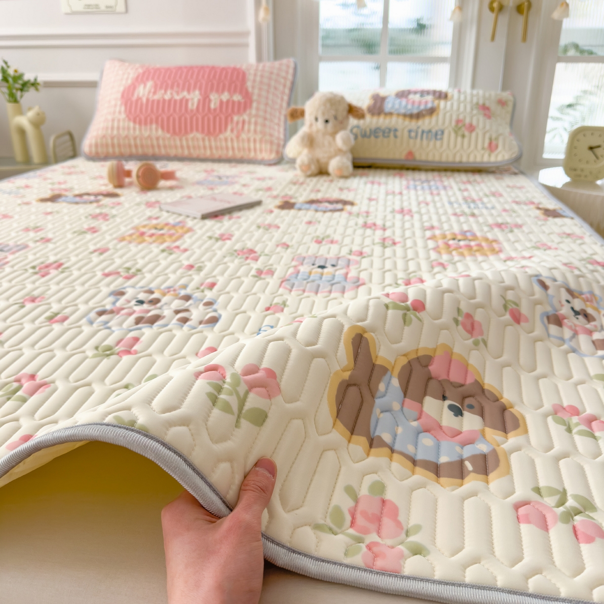 91家纺网 家纺一手货源 找家纺 摩妮卡 2026新款数码大版小清新乳胶凉席床席款三件套-场景二 萌犬花海