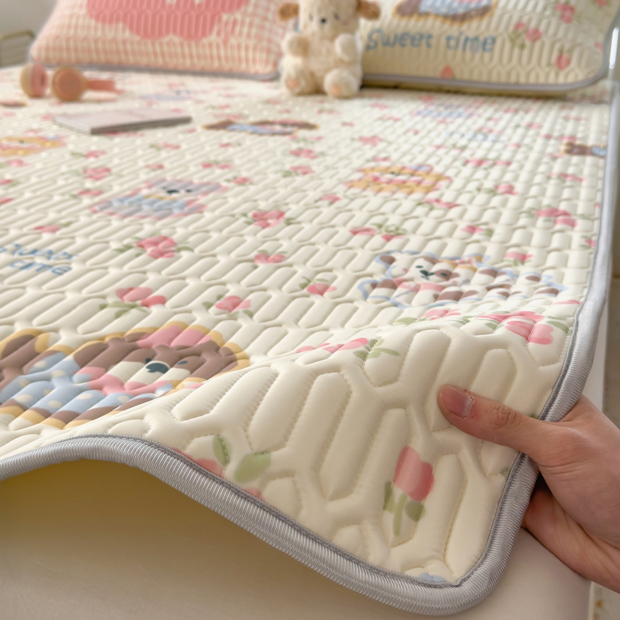 91家纺网 家纺一手货源 找家纺 摩妮卡 2026新款数码大版小清新乳胶凉席床席款三件套-场景二 萌犬花海