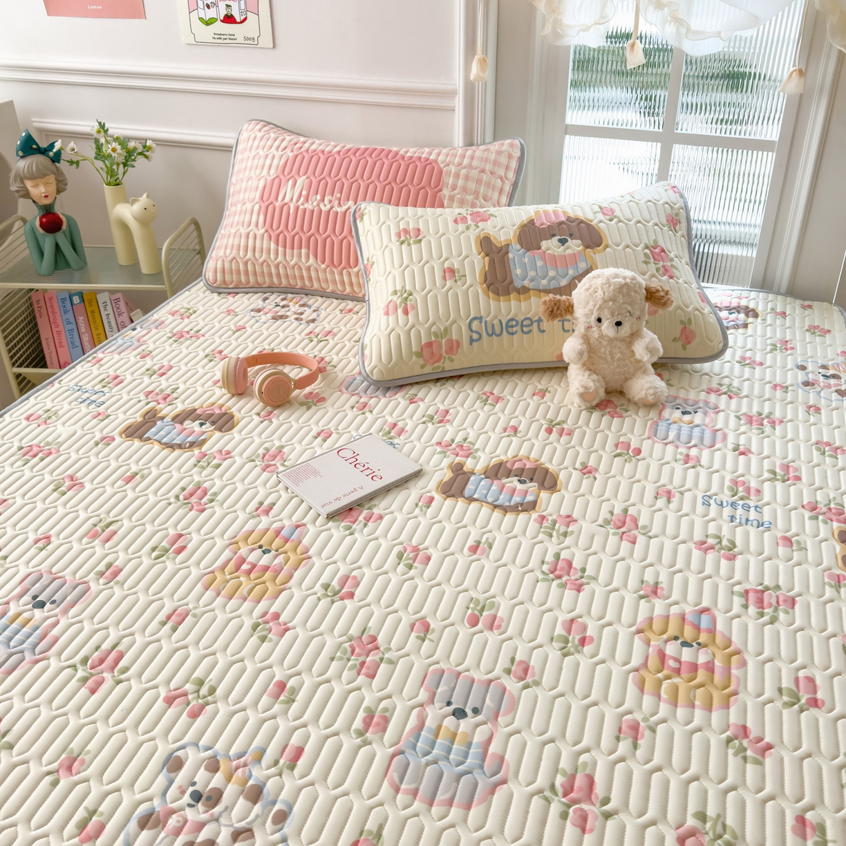 91家纺网 家纺一手货源 找家纺 摩妮卡 2026新款数码大版小清新乳胶凉席床席款三件套-场景二 萌犬花海