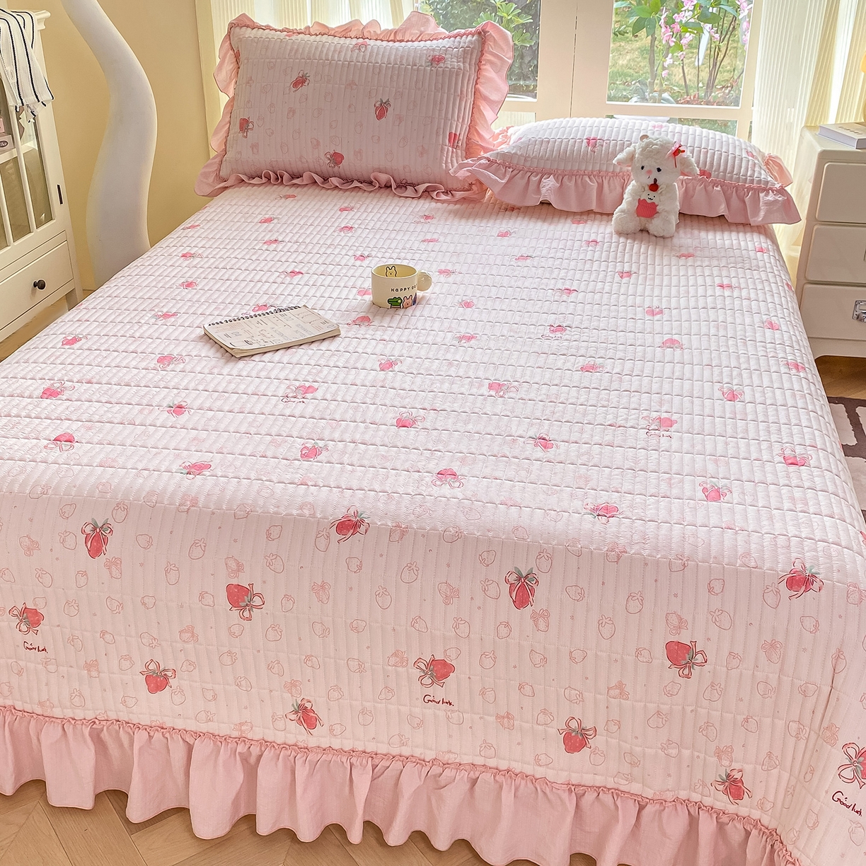 91家纺网 家纺一手货源 找家纺 眠势力 2026新款云感皱皱纱床盖四件套 花漾草莓