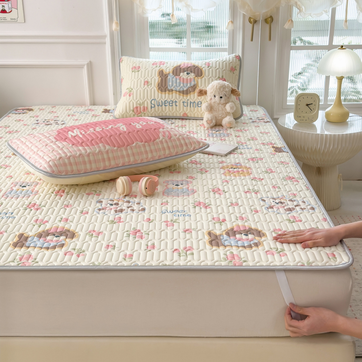 91家纺网 家纺一手货源 找家纺 摩妮卡 2026新款数码大版小清新乳胶凉席床席款三件套-场景二 萌犬花海