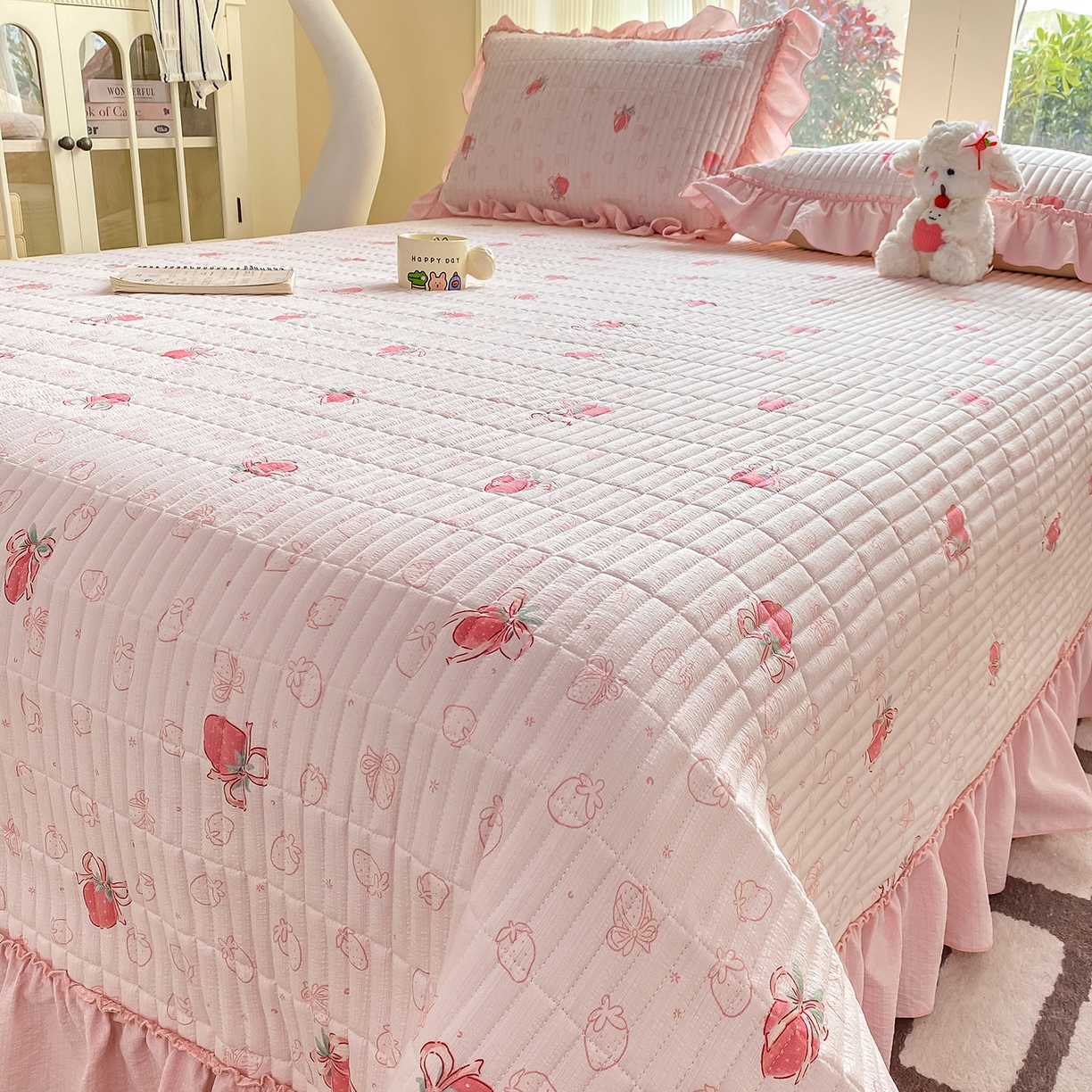 91家纺网 家纺一手货源 找家纺 眠势力 2026新款云感皱皱纱床盖四件套 花漾草莓