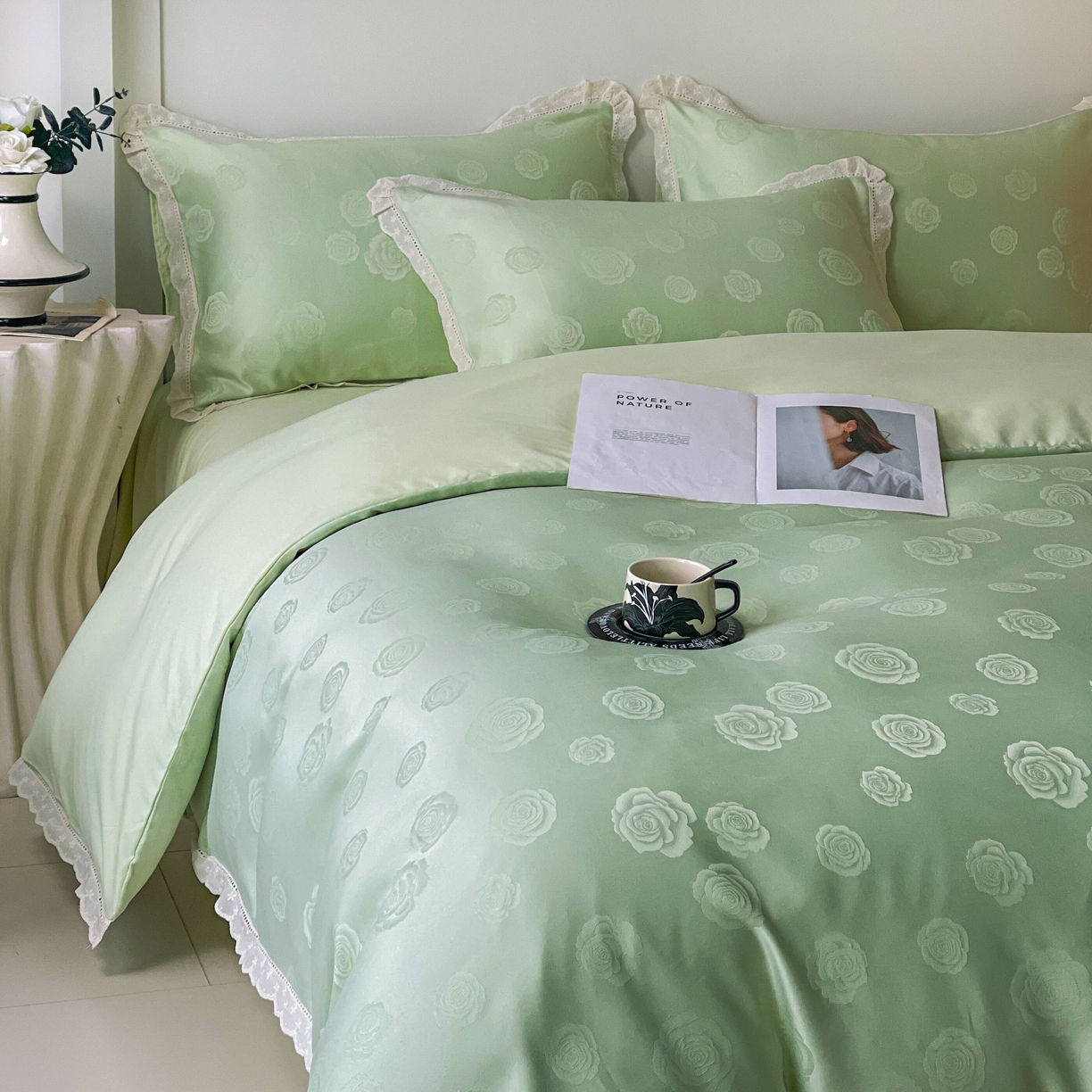 91家纺网 家纺一手货源 找家纺 大麦乐田 2026春夏新款贡缎提花花边双拼四件套 玫瑰 奶油绿