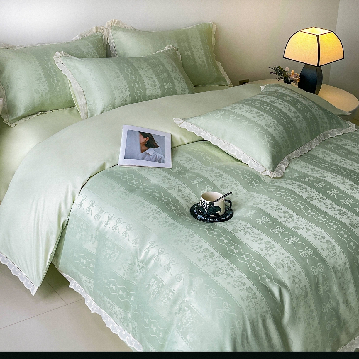 91家纺网 家纺一手货源 找家纺 大麦乐田 2026春夏新款贡缎提花花边双拼四件套 恬梦 奶油绿