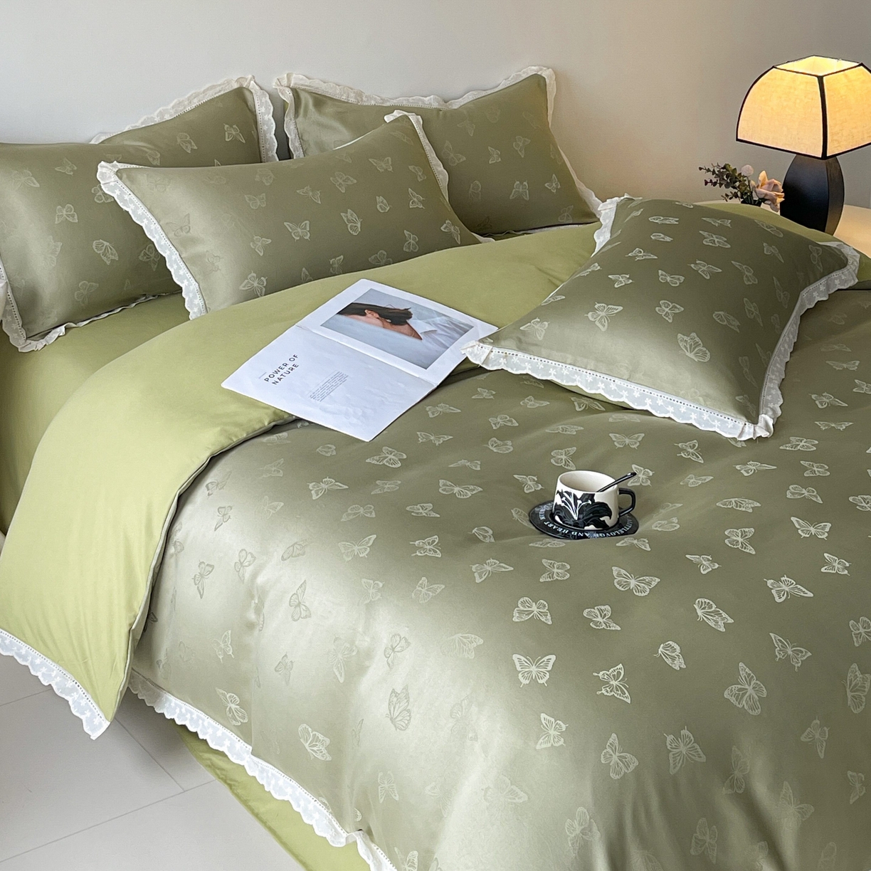 91家纺网 家纺一手货源 找家纺 大麦乐田 2026春夏新款贡缎提花花边双拼四件套 蝴蝶 抹茶绿