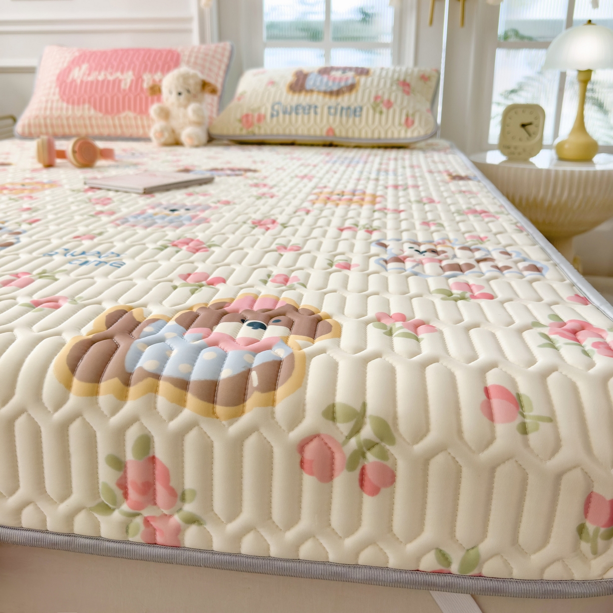 91家纺网 家纺一手货源 找家纺 摩妮卡 2026新款数码大版小清新乳胶凉席床席款三件套-场景二 萌犬花海